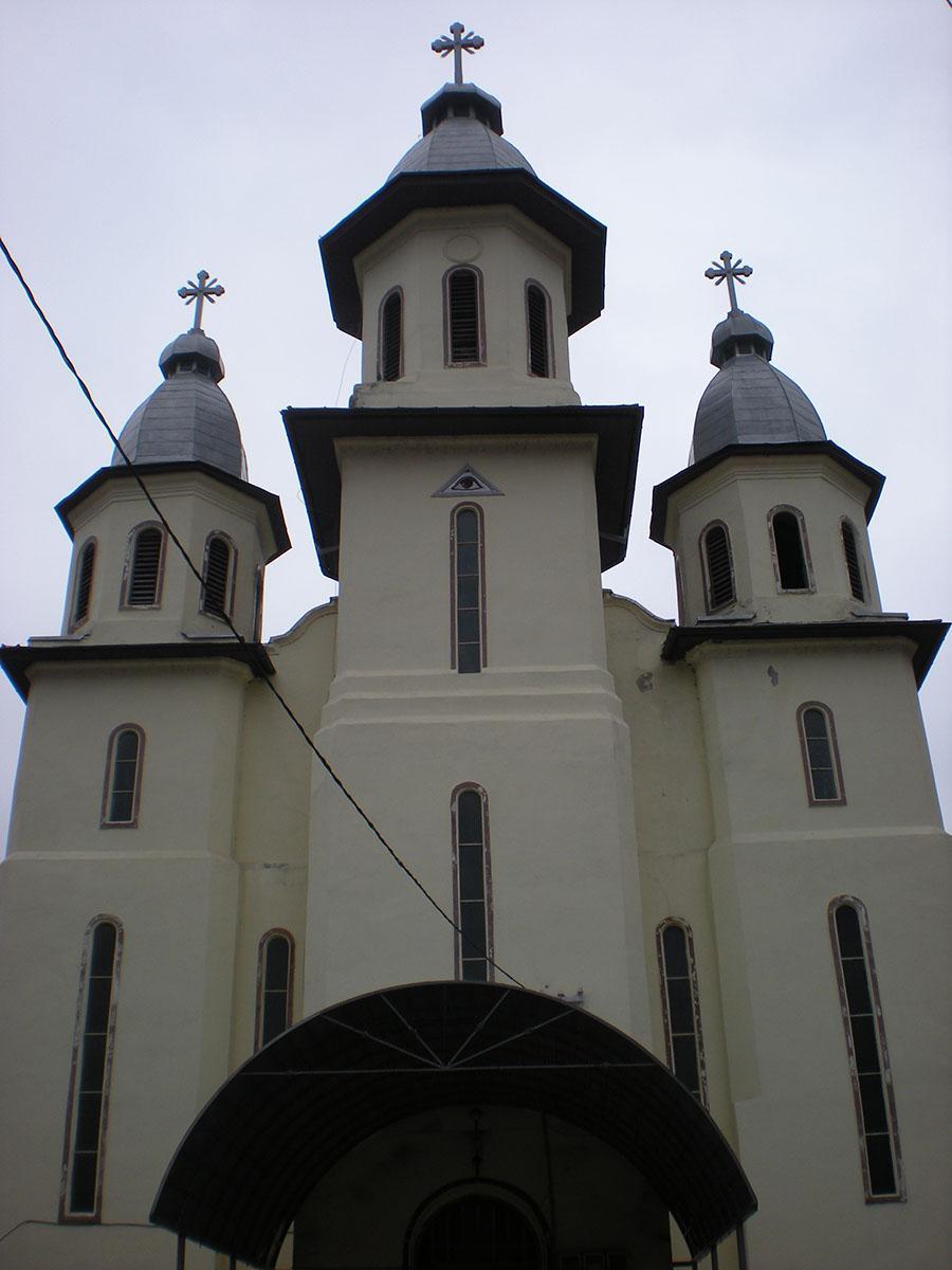 Biserica - vedere exterioară
